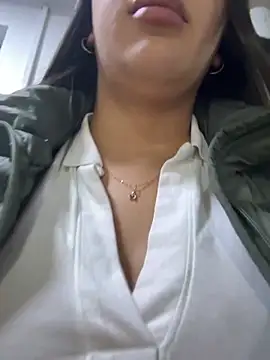 Snapshot of Hannahoff chatting on 6, 11, 2025 Hannahoff online show from 6, 11, 2025