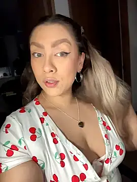 Snapshot of Im_sophiie chatting on 10, 2, 2026 Im sophiie online show from 10, 2, 2026