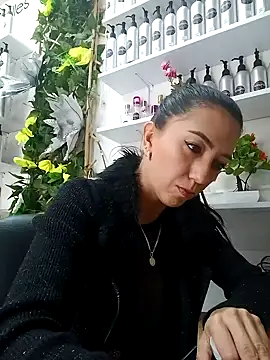 Snapshot of LunaZambrano chatting on 1, 2, 2025 LunaZambrano online show from 1, 2, 2025