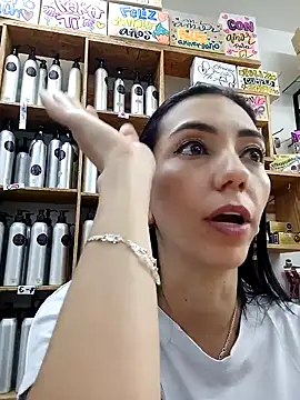 Snapshot of LunaZambrano chatting on 4, 2, 2025 LunaZambrano online show from 4, 2, 2025