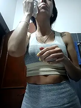 Snapshot of LunaZambrano chatting on 6, 2, 2025 LunaZambrano online show from 6, 2, 2025