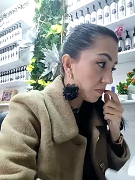 Snapshot of LunaZambrano chatting on 15, 2, 2025 LunaZambrano online show from 15, 2, 2025