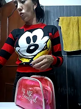 Snapshot of LunaZambrano chatting on 24, 2, 2025 LunaZambrano online show from 24, 2, 2025