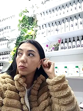 Snapshot of LunaZambrano chatting on 5, 3, 2025 LunaZambrano online show from 5, 3, 2025
