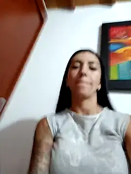 Snapshot of LunaZambrano chatting on 5, 3, 2025 LunaZambrano online show from 5, 3, 2025
