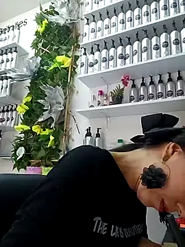 Snapshot of LunaZambrano chatting on 6, 3, 2025 LunaZambrano online show from 6, 3, 2025