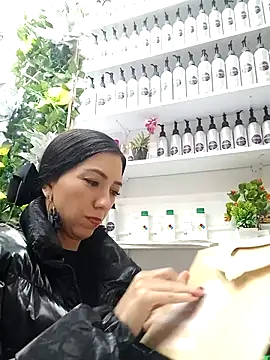 Snapshot of LunaZambrano chatting on 6, 3, 2025 LunaZambrano online show from 6, 3, 2025