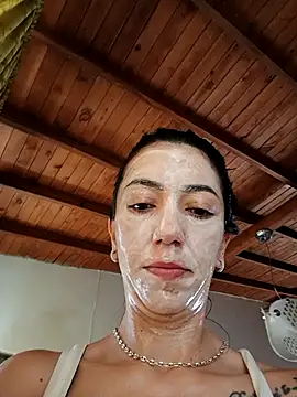 Snapshot of LunaZambrano chatting on 11, 10, 2025 LunaZambrano online show from 11, 10, 2025