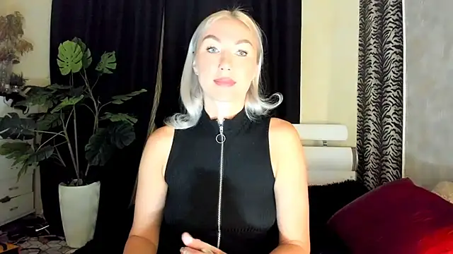 Snapshot of _SABOTAGE_ chatting on 4, 10, 2025 SABOTAGE online show from 4, 10, 2025