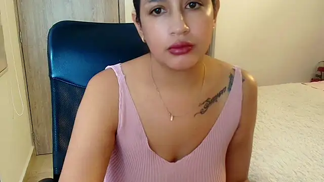 Snapshot of sara2520 chatting on 15, 5, 2026 sara2520 online show from 15, 5, 2026
