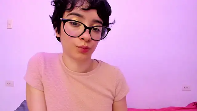 Snapshot of _Lunnaa_ chatting on 7, 7, 2026 Lunnaa online show from 7, 7, 2026