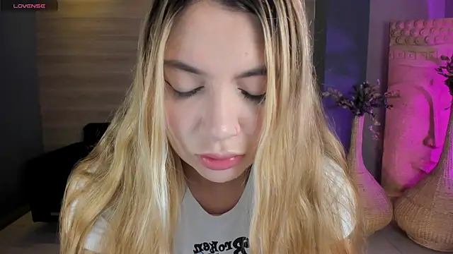 Snapshot of NiaHolland chatting on 4, 5, 2026 NiaHolland online show from 4, 5, 2026