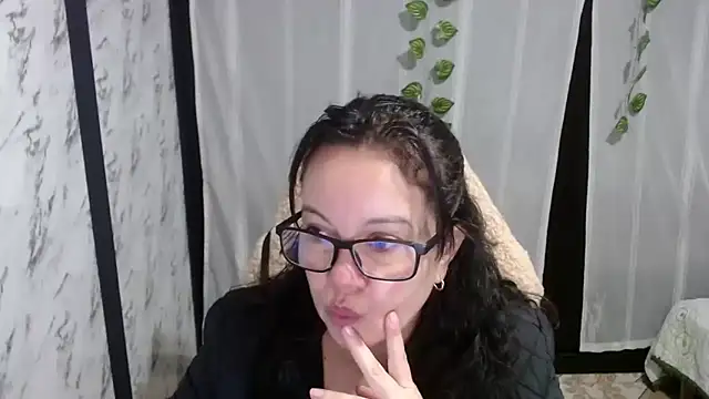 Sonialorens  online show from 13, 3, 2025