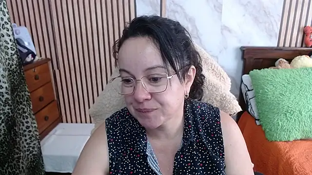 Sonialorens  online show from 19, 9, 2025