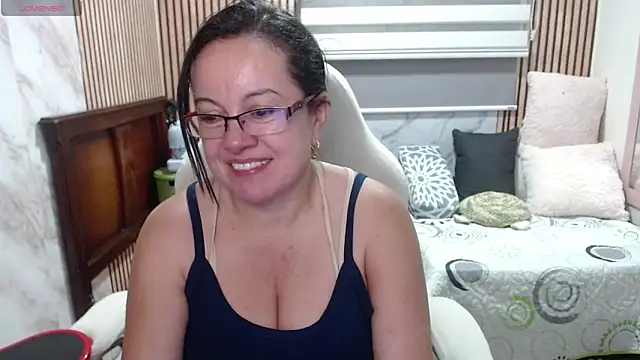Snapshot of Sonialorens_ chatting on 7, 6, 2026 Sonialorens online show from 7, 6, 2026