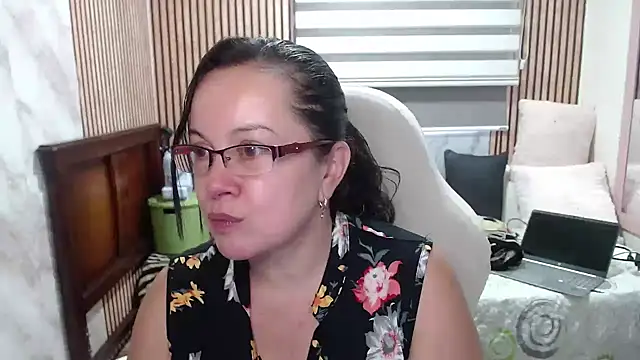 Snapshot of Sonialorens_ chatting on 9, 6, 2026 Sonialorens online show from 9, 6, 2026