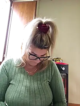 Snapshot of CRHYSTEL chatting on 29, 1, 2025 CRHYSTEL online show from 29, 1, 2025