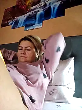 Snapshot of CRHYSTEL chatting on 5, 3, 2025 CRHYSTEL online show from 5, 3, 2025