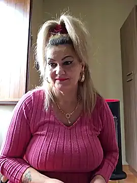 Snapshot of CRHYSTEL chatting on 6, 3, 2025 CRHYSTEL online show from 6, 3, 2025