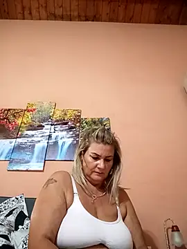 Snapshot of CRHYSTEL chatting on 16, 10, 2025 CRHYSTEL online show from 16, 10, 2025