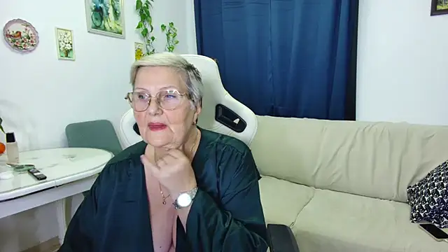 Selenna57 online show from 5, 1, 2026