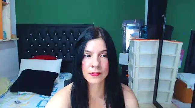 Snapshot of Estefani_32 chatting on 20, 12, 2024 Estefani 32 online show from 20, 12, 2024