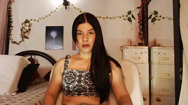 Snapshot of Estefani_32 chatting on 13, 9, 2025 Estefani 32 online show from 13, 9, 2025