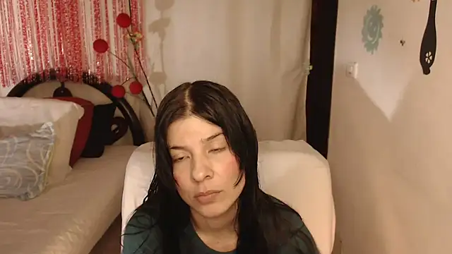 Snapshot of Estefani_32 chatting on 30, 9, 2025 Estefani 32 online show from 30, 9, 2025