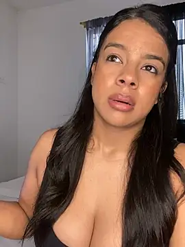 Snapshot of trianawhite chatting on 4, 6, 2026 trianawhite online show from 4, 6, 2026