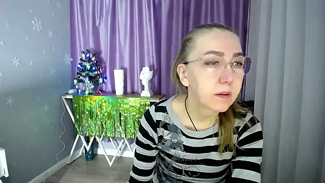 Snapshot of queen_a_n_i chatting on 14, 12, 2024 queen a n i online show from 14, 12, 2024