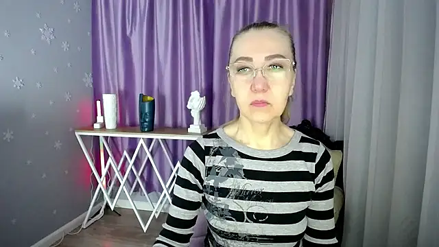 Snapshot of queen_a_n_i chatting on 5, 3, 2025 queen a n i online show from 5, 3, 2025