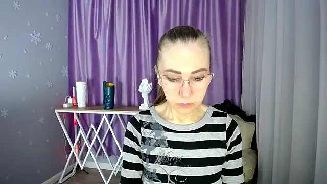 Snapshot of queen_a_n_i chatting on 8, 3, 2025 queen a n i online show from 8, 3, 2025