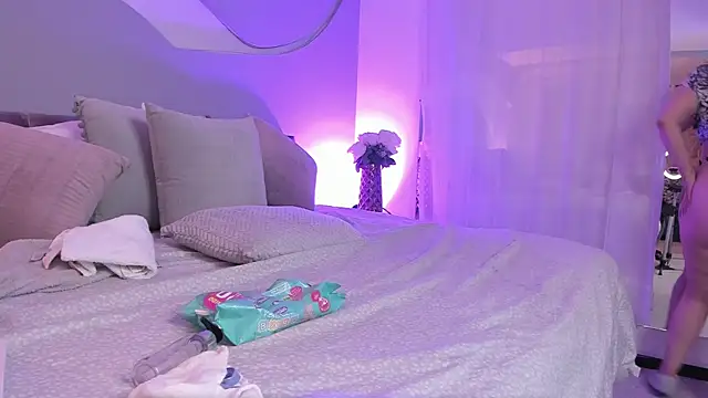 Nicolle W online show from 8, 2, 2025