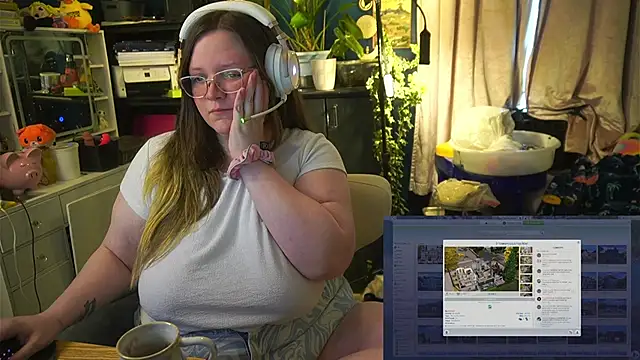 Snapshot of Geeky_Kitten chatting on 10, 10, 2025 Geeky Kitten online show from 10, 10, 2025