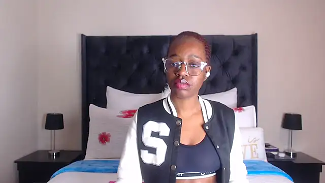 Snapshot of Sexynaughty_Gal chatting on 4, 12, 2025 Sexynaughty Gal online show from 4, 12, 2025