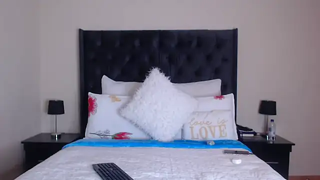 Snapshot of Sexynaughty_Gal chatting on 5, 12, 2025 Sexynaughty Gal online show from 5, 12, 2025