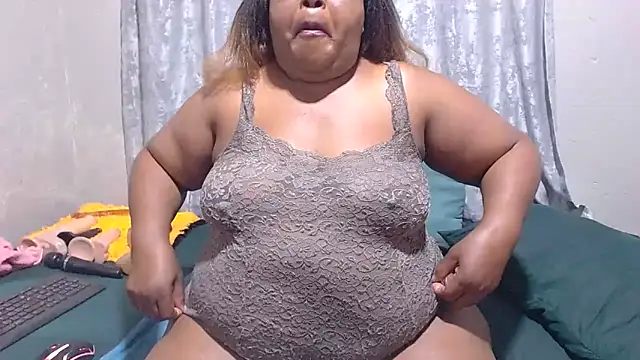 Snapshot of MatureBootyBabe4Uxx chatting on 25, 5, 2026 MatureBootyBabe4Uxx online show from 25, 5, 2026