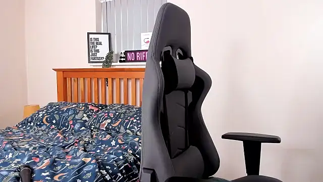 Snapshot of LucieWinters_UK chatting on 19, 3, 2025 LucieWinters UK online show from 19, 3, 2025