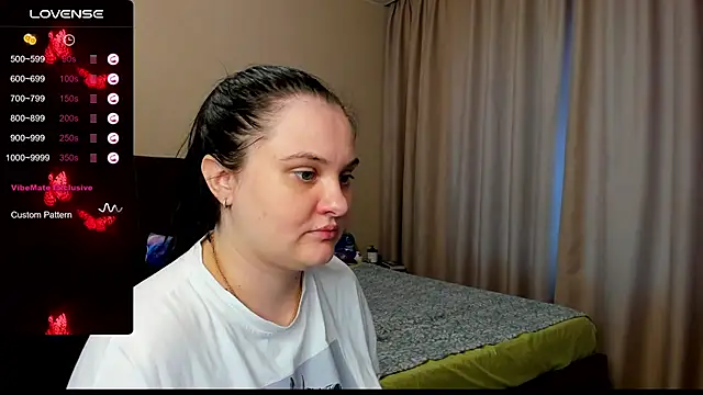 Snapshot of AlanaBrox chatting on 28, 10, 2025 AlanaBrox online show from 28, 10, 2025