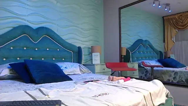 Snapshot of JolieDuvalle chatting on 12, 11, 2025 JolieDuvalle online show from 12, 11, 2025