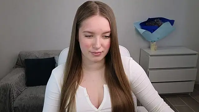 Snapshot of EvaMaddison chatting on 8, 2, 2025 EvaMaddison online show from 8, 2, 2025