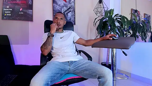 Snapshot of Sweet_Alessandre chatting on 22, 10, 2025 Sweet Alessandre online show from 22, 10, 2025