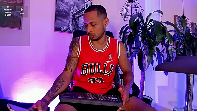 Snapshot of Sweet_Alessandre chatting on 15, 11, 2025 Sweet Alessandre online show from 15, 11, 2025