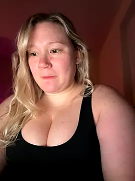 Snapshot of PiggyRose chatting on 5, 10, 2025 PiggyRose online show from 5, 10, 2025