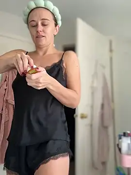 Snapshot of lunagirl13 chatting on 19, 10, 2025 lunagirl13 online show from 19, 10, 2025