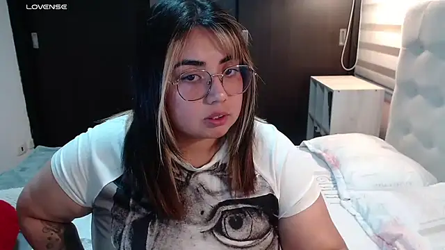 Snapshot of yini_angel chatting on 7, 7, 2026 yini angel online show from 7, 7, 2026