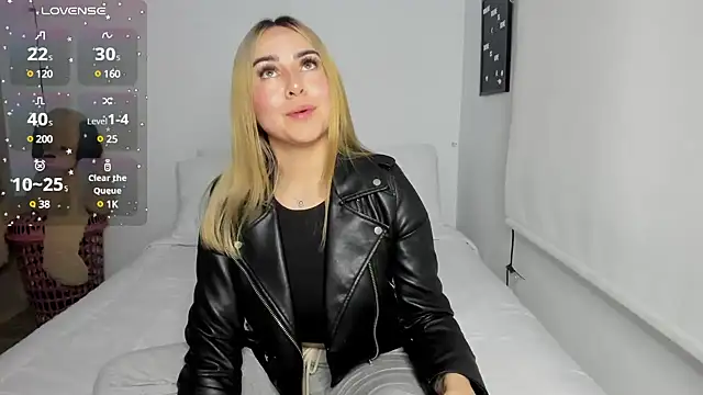 Snapshot of sophi_mooreno chatting on 5, 3, 2025 sophi mooreno online show from 5, 3, 2025