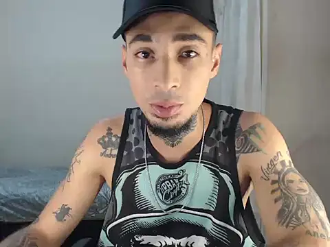 Snapshot of emiliano_hottt chatting on 15, 12, 2024 emiliano hottt online show from 15, 12, 2024