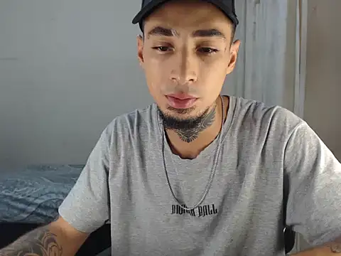 Snapshot of emiliano_hottt chatting on 26, 1, 2025 emiliano hottt online show from 26, 1, 2025