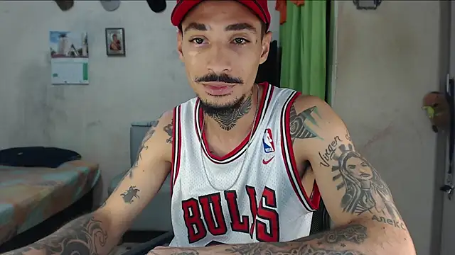 Snapshot of emiliano_hottt chatting on 26, 7, 2026 emiliano hottt online show from 26, 7, 2026